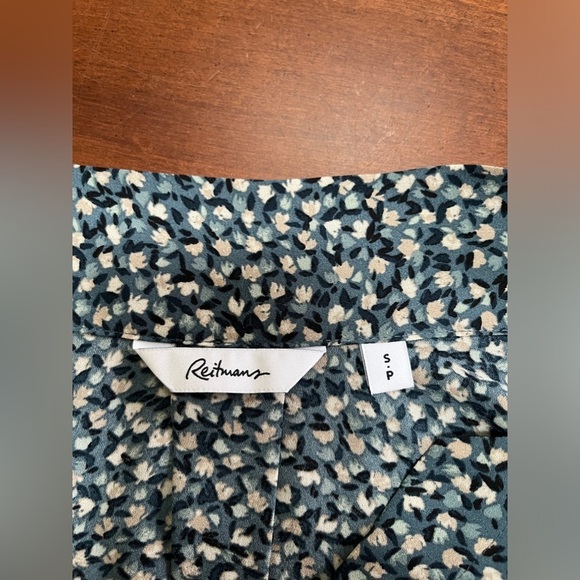 Reitmans short sleeve lightweight ladies blouse with Vneck and ties size small - Picture 3 of 5